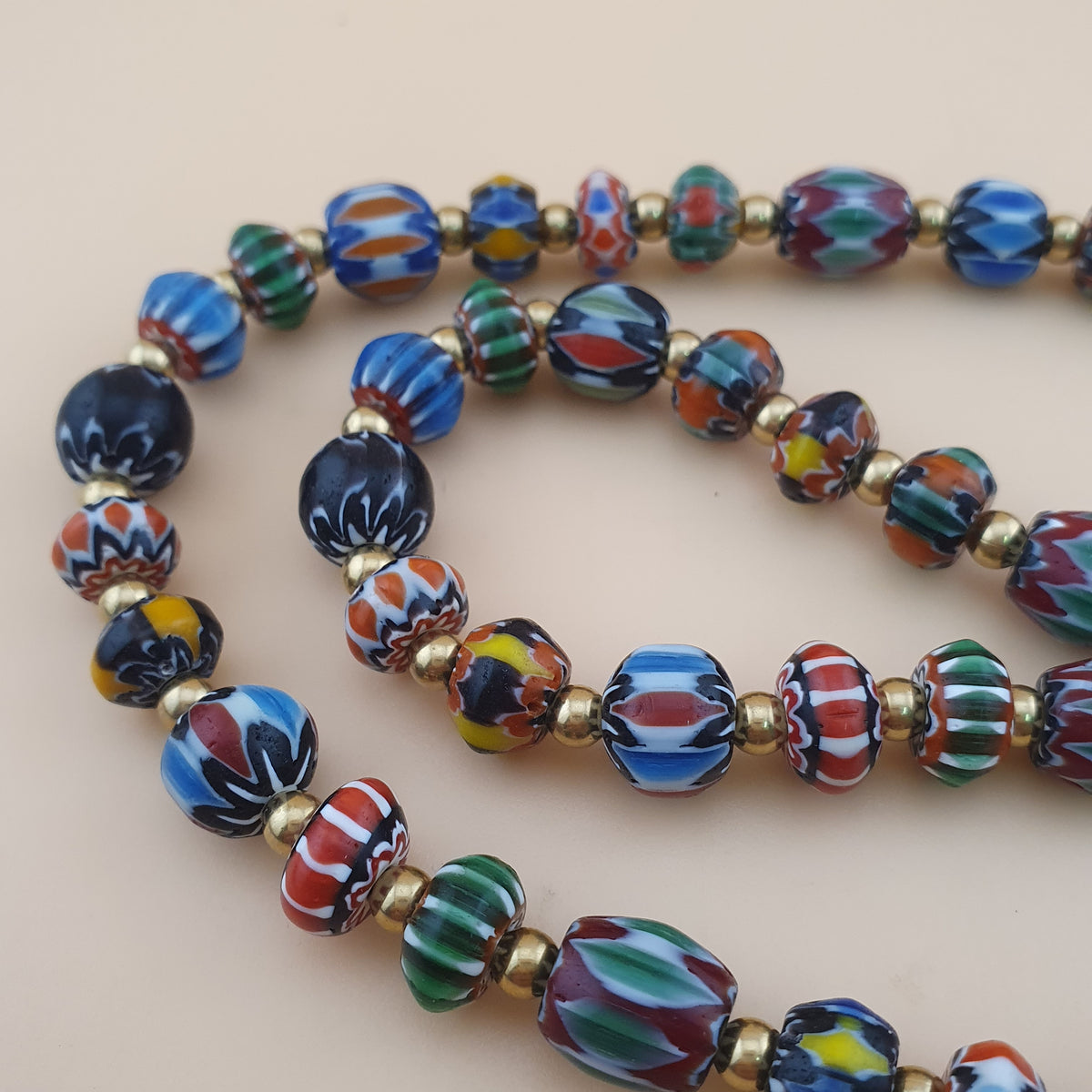 Collier vintage vénitien multicouche à chevrons et perles de verre faites à la main
