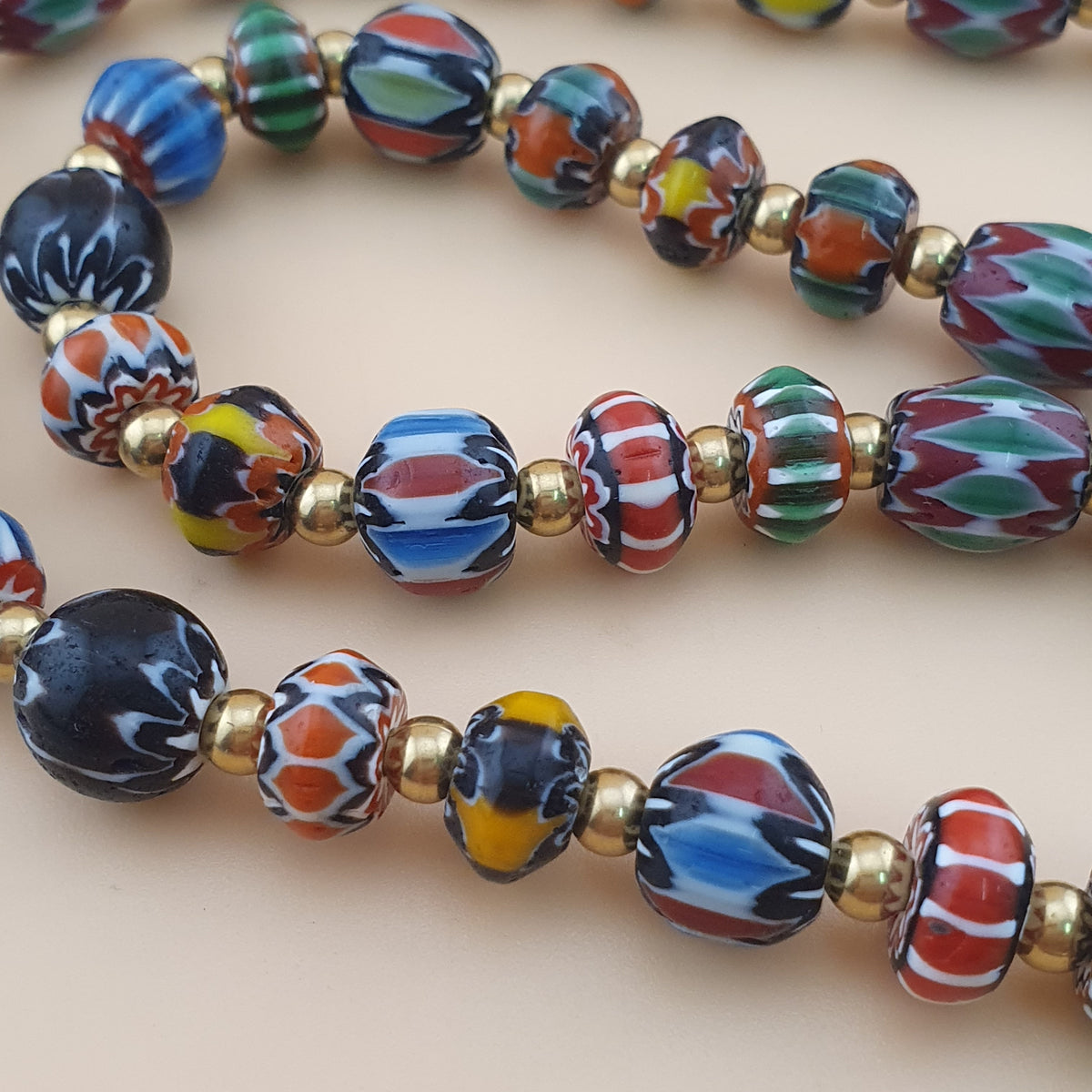 Collier vintage vénitien multicouche à chevrons et perles de verre faites à la main