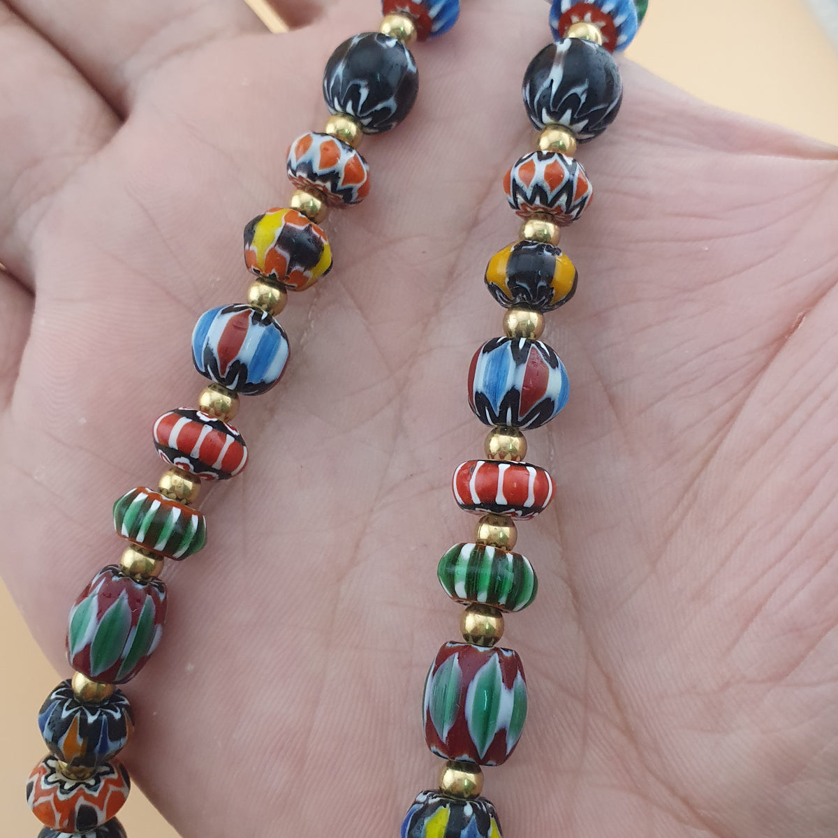 Collier vintage vénitien multicouche à chevrons et perles de verre faites à la main