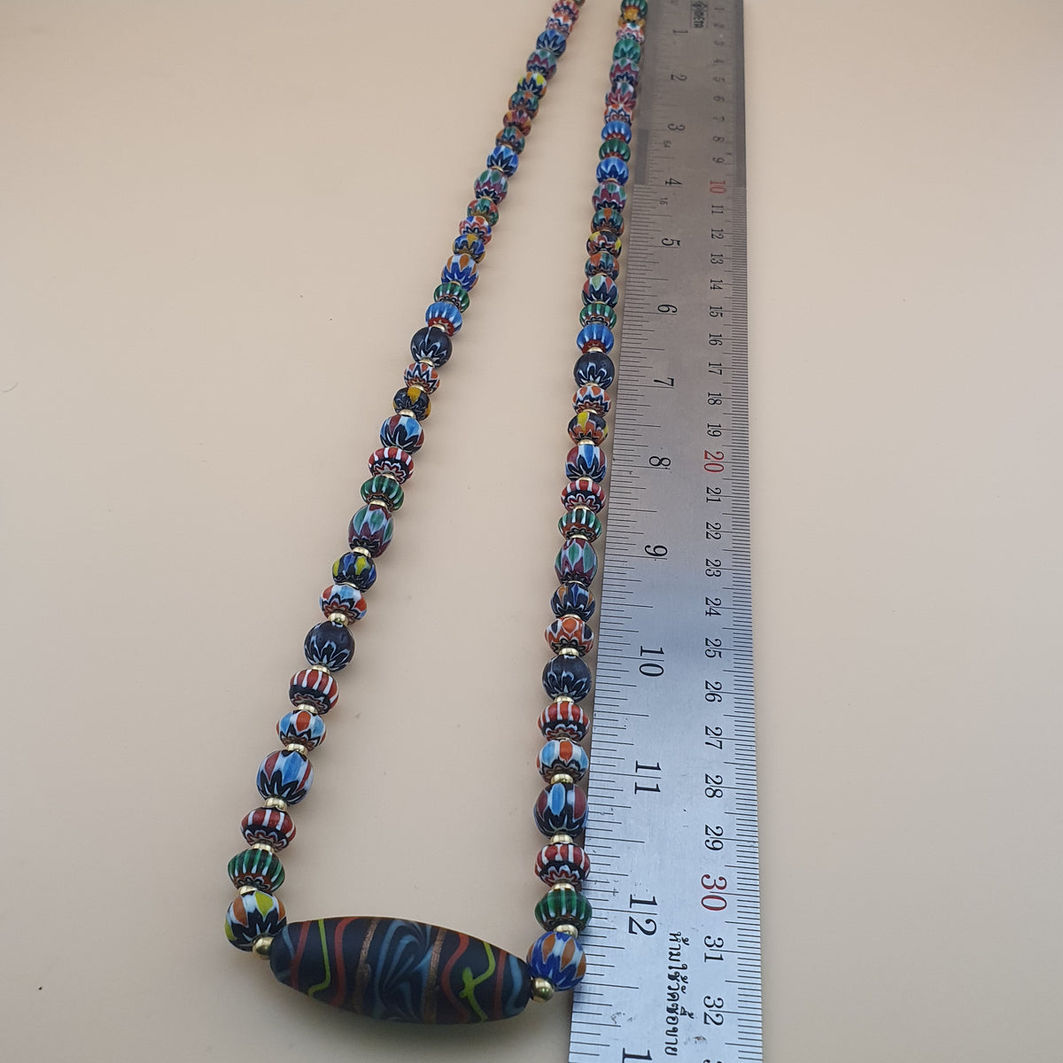 Collier vintage vénitien multicouche à chevrons et perles de verre faites à la main