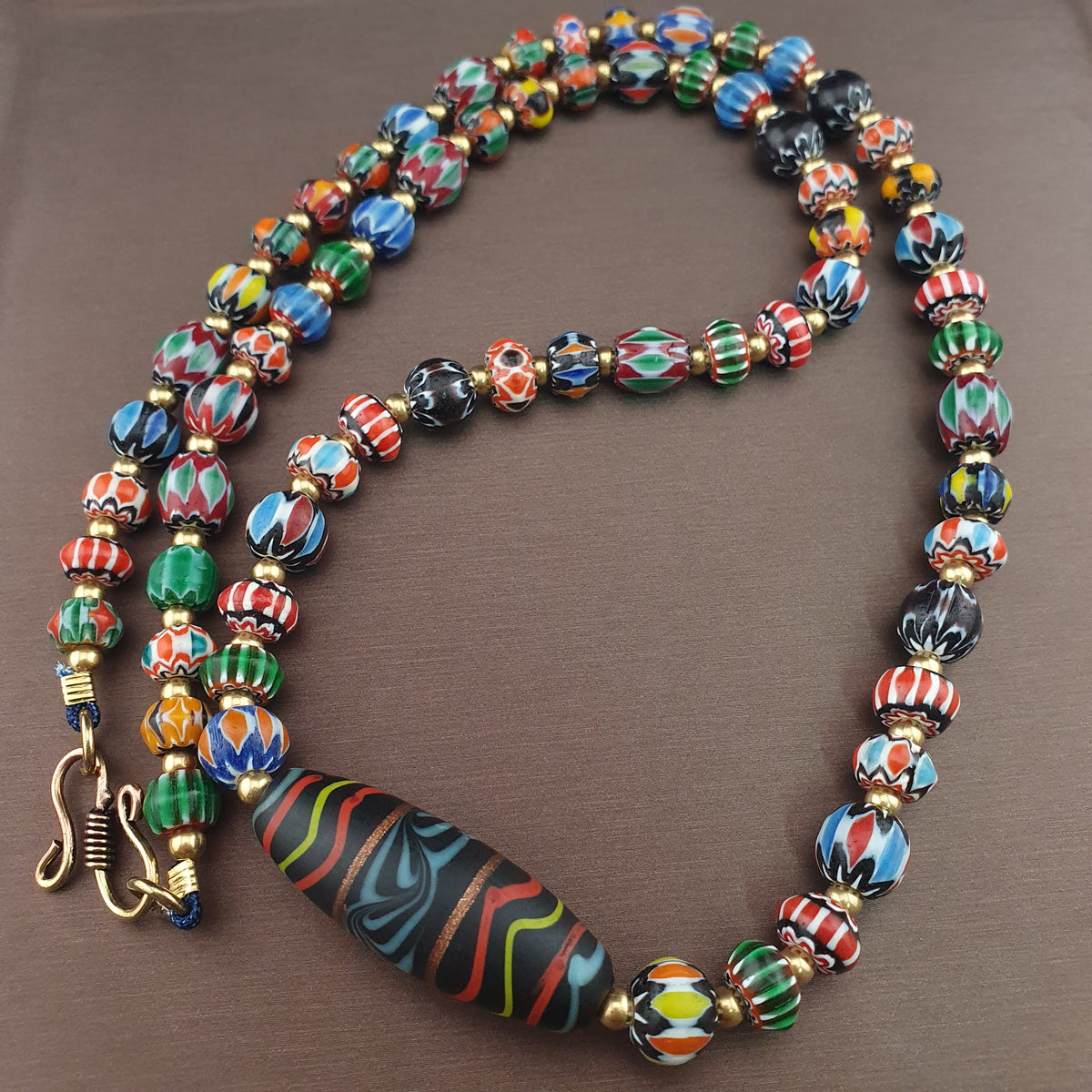 Collier vintage vénitien multicouche à chevrons et perles de verre faites à la main