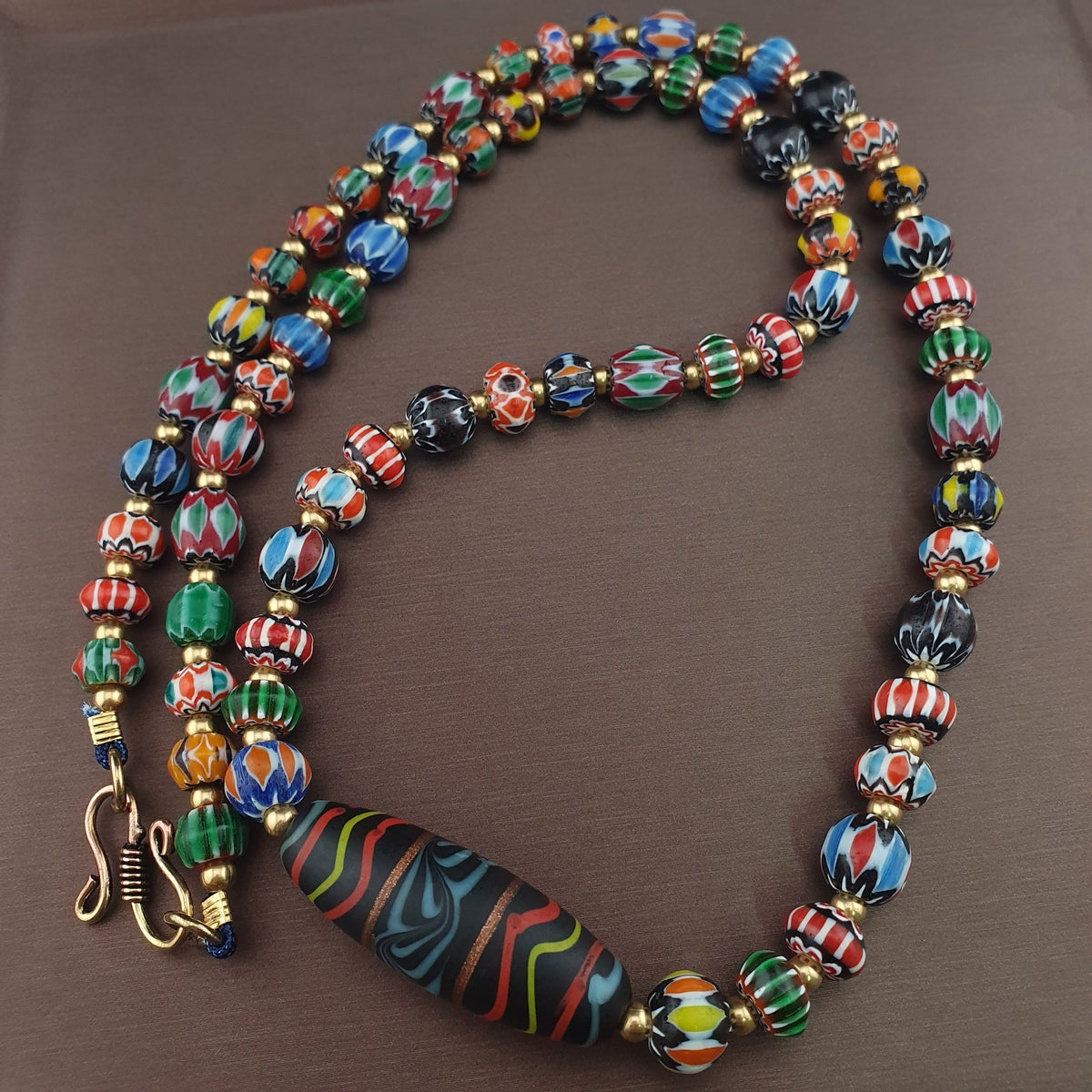 Collier vintage vénitien multicouche à chevrons et perles de verre faites à la main