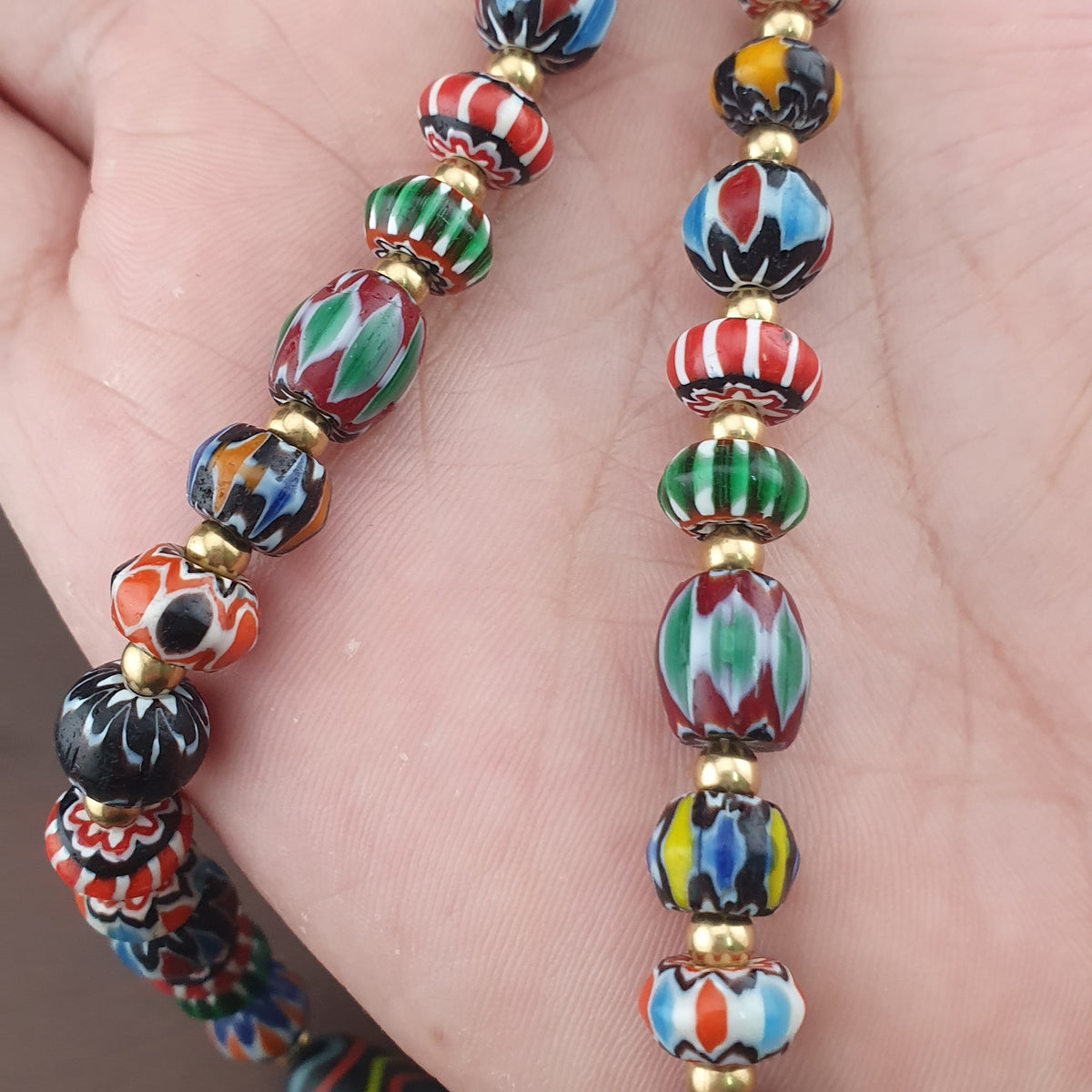 Collier vintage vénitien multicouche à chevrons et perles de verre faites à la main