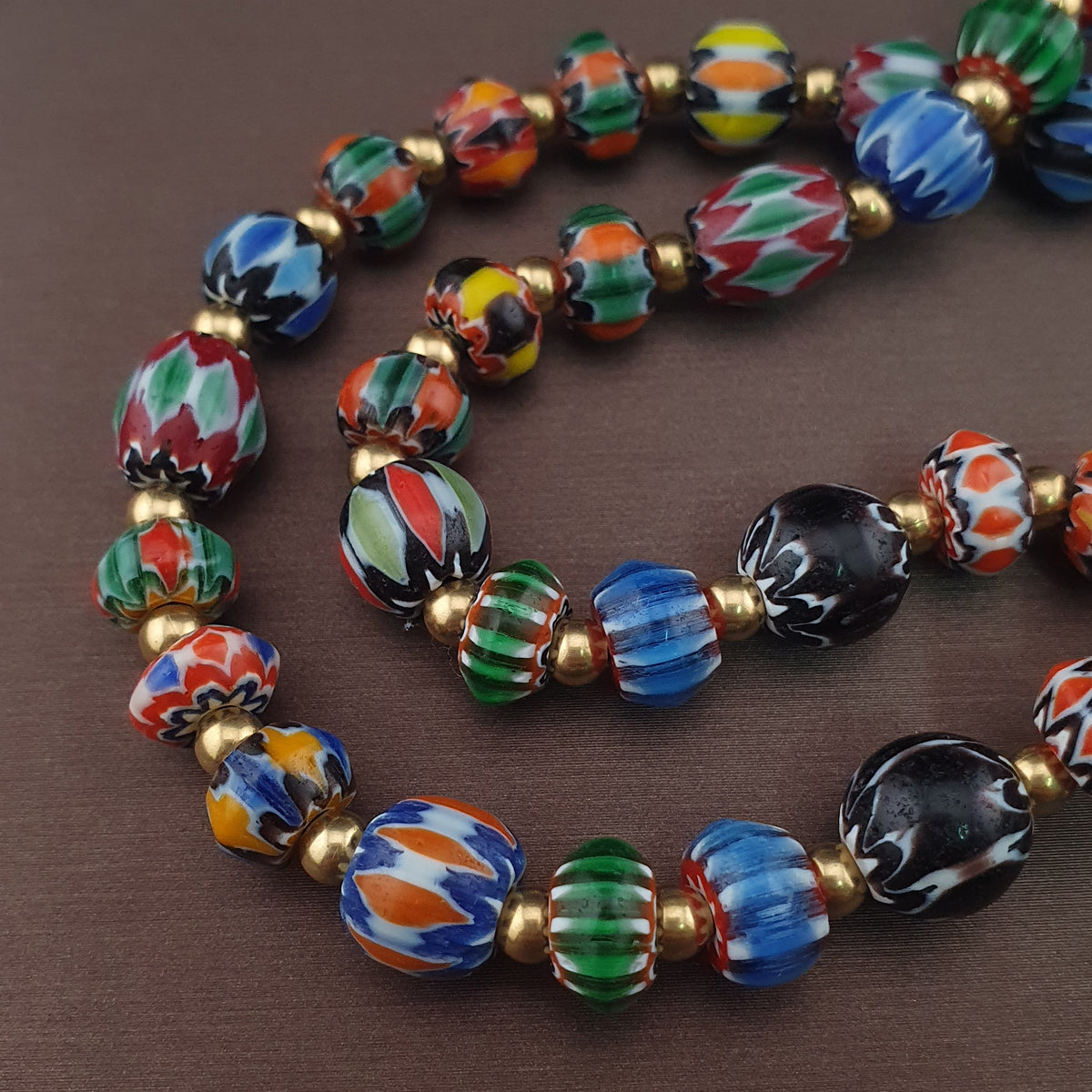 Collier vintage vénitien multicouche à chevrons et perles de verre faites à la main