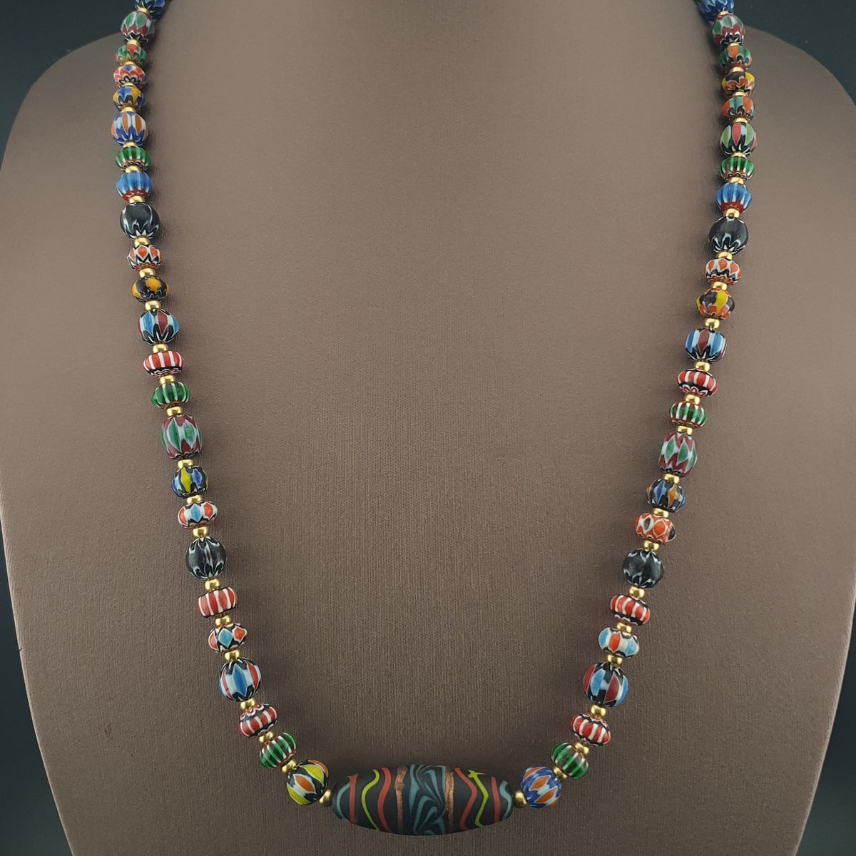 Collier vintage vénitien multicouche à chevrons et perles de verre faites à la main