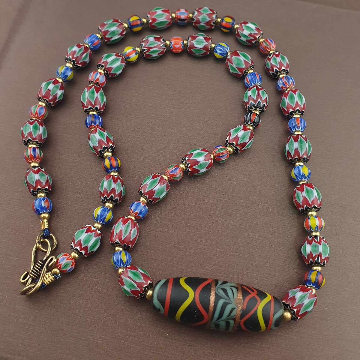 Collier pendentif en verre fait main et à chevrons multicouches de style vénitien vintage