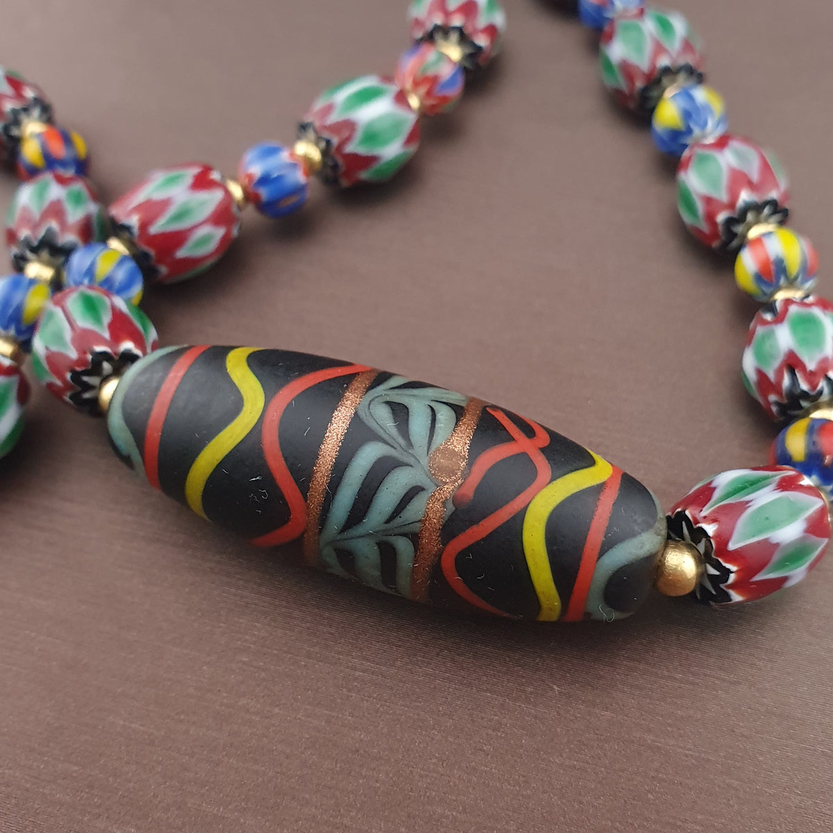 Collier pendentif en verre fait main et à chevrons multicouches de style vénitien vintage