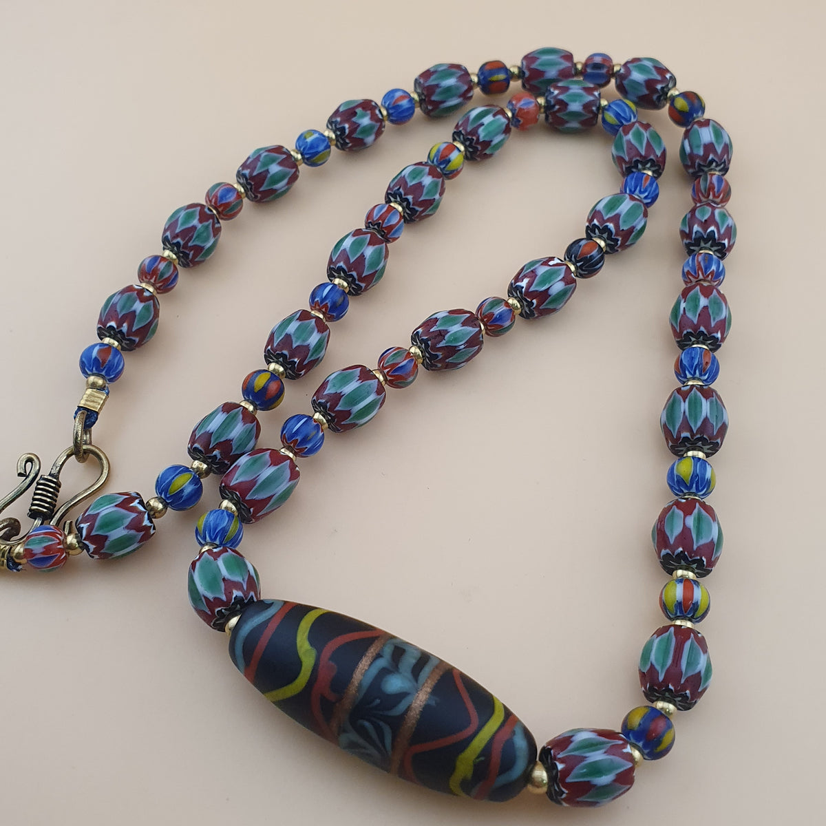 Collier pendentif en verre fait main et à chevrons multicouches de style vénitien vintage
