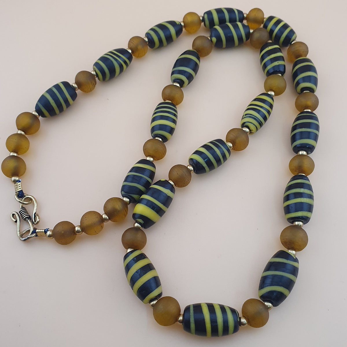 Halskette im Vintage-Stil mit venezianischem Streifenmuster und gelben afrikanischen Glasperlen