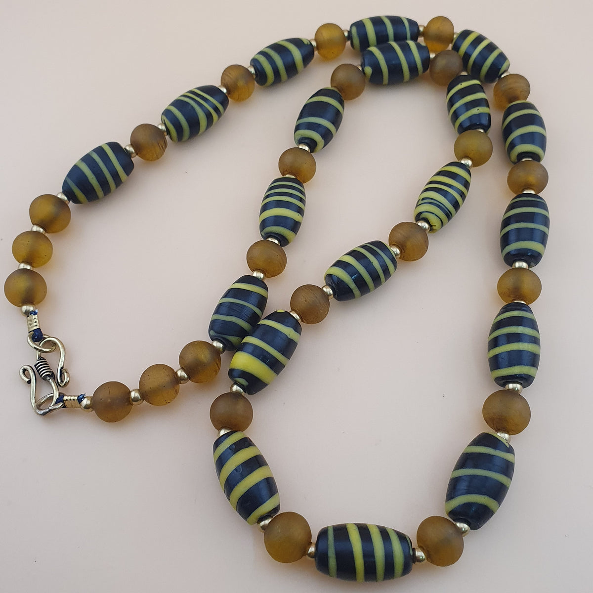Halskette im Vintage-Stil mit venezianischem Streifenmuster und gelben afrikanischen Glasperlen