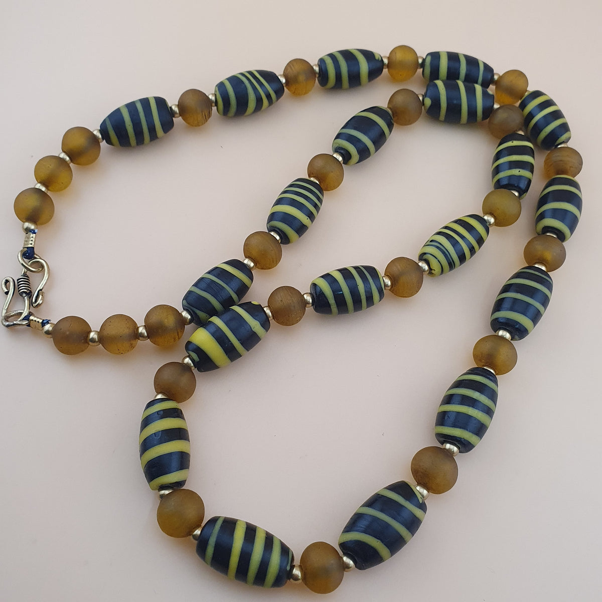 Halskette im Vintage-Stil mit venezianischem Streifenmuster und gelben afrikanischen Glasperlen