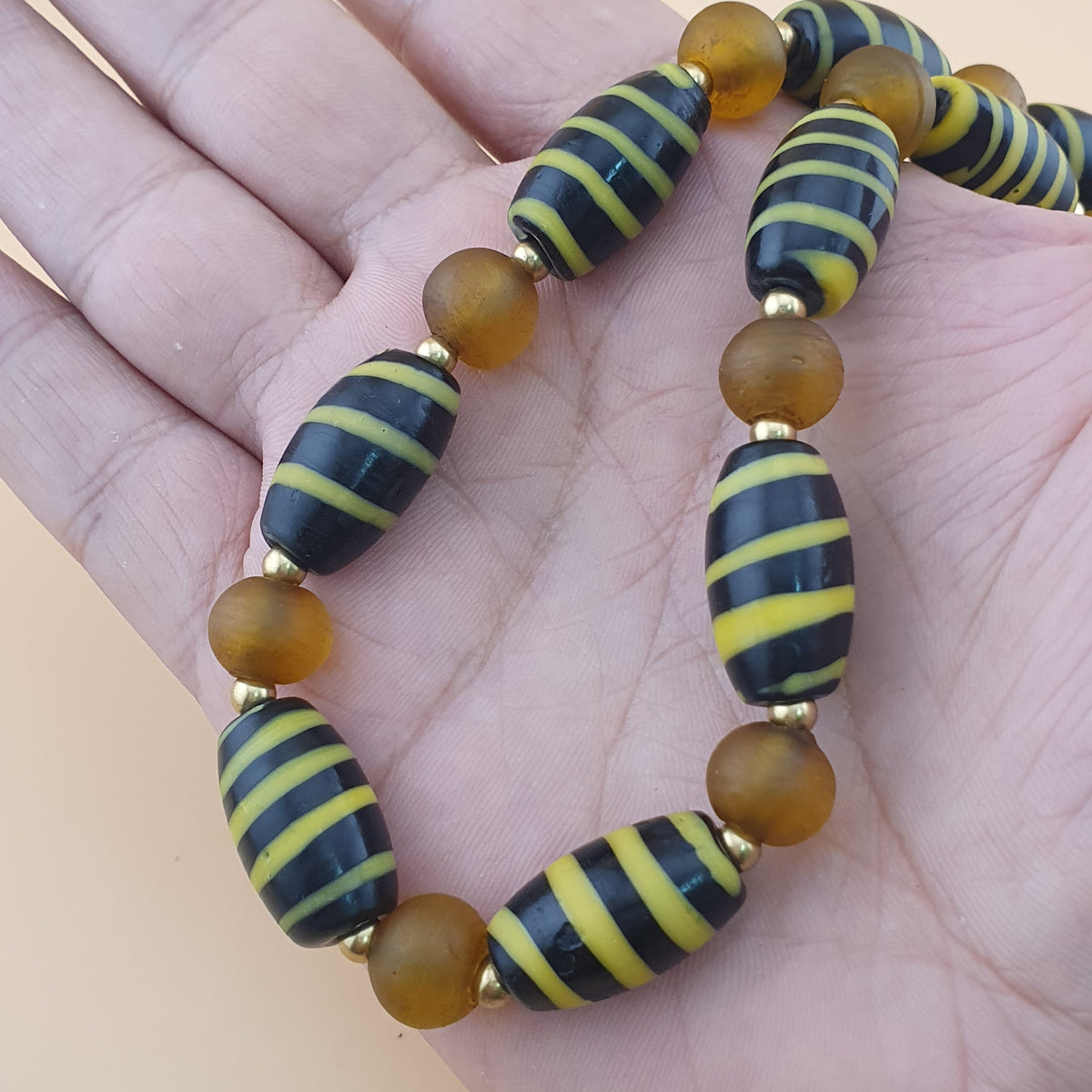 Halskette im Vintage-Stil mit venezianischem Streifenmuster und gelben afrikanischen Glasperlen
