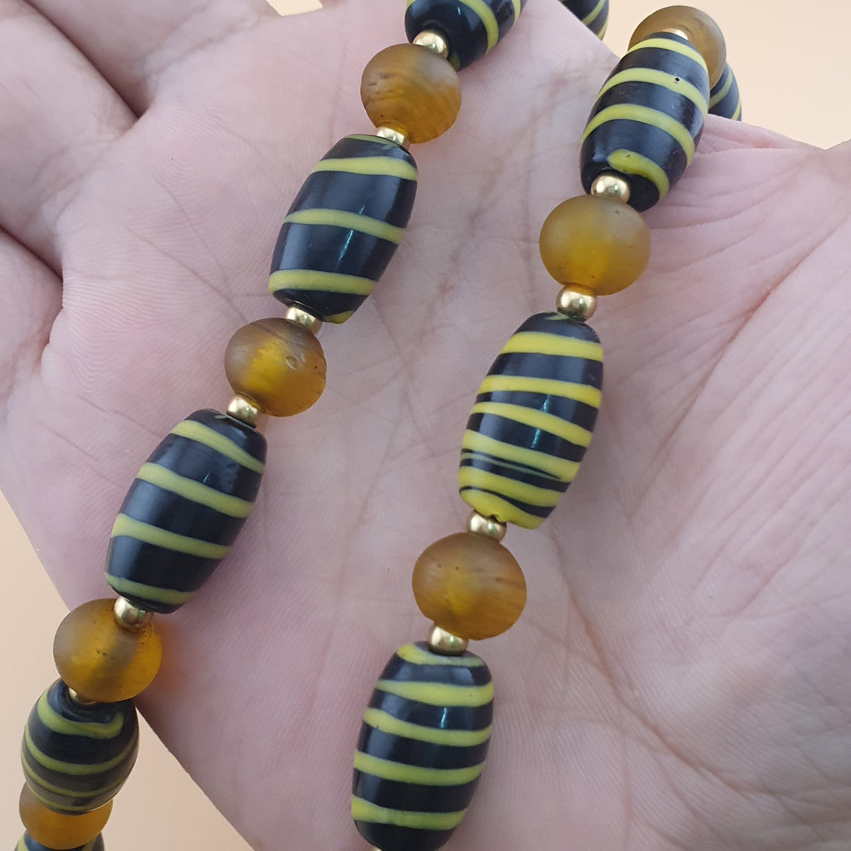 Halskette im Vintage-Stil mit venezianischem Streifenmuster und gelben afrikanischen Glasperlen