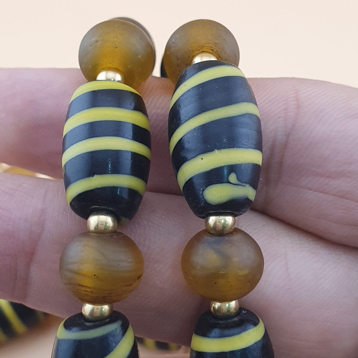 Halskette im Vintage-Stil mit venezianischem Streifenmuster und gelben afrikanischen Glasperlen
