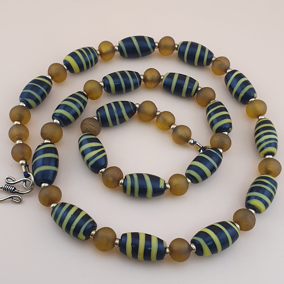 Halskette im Vintage-Stil mit venezianischem Streifenmuster und gelben afrikanischen Glasperlen
