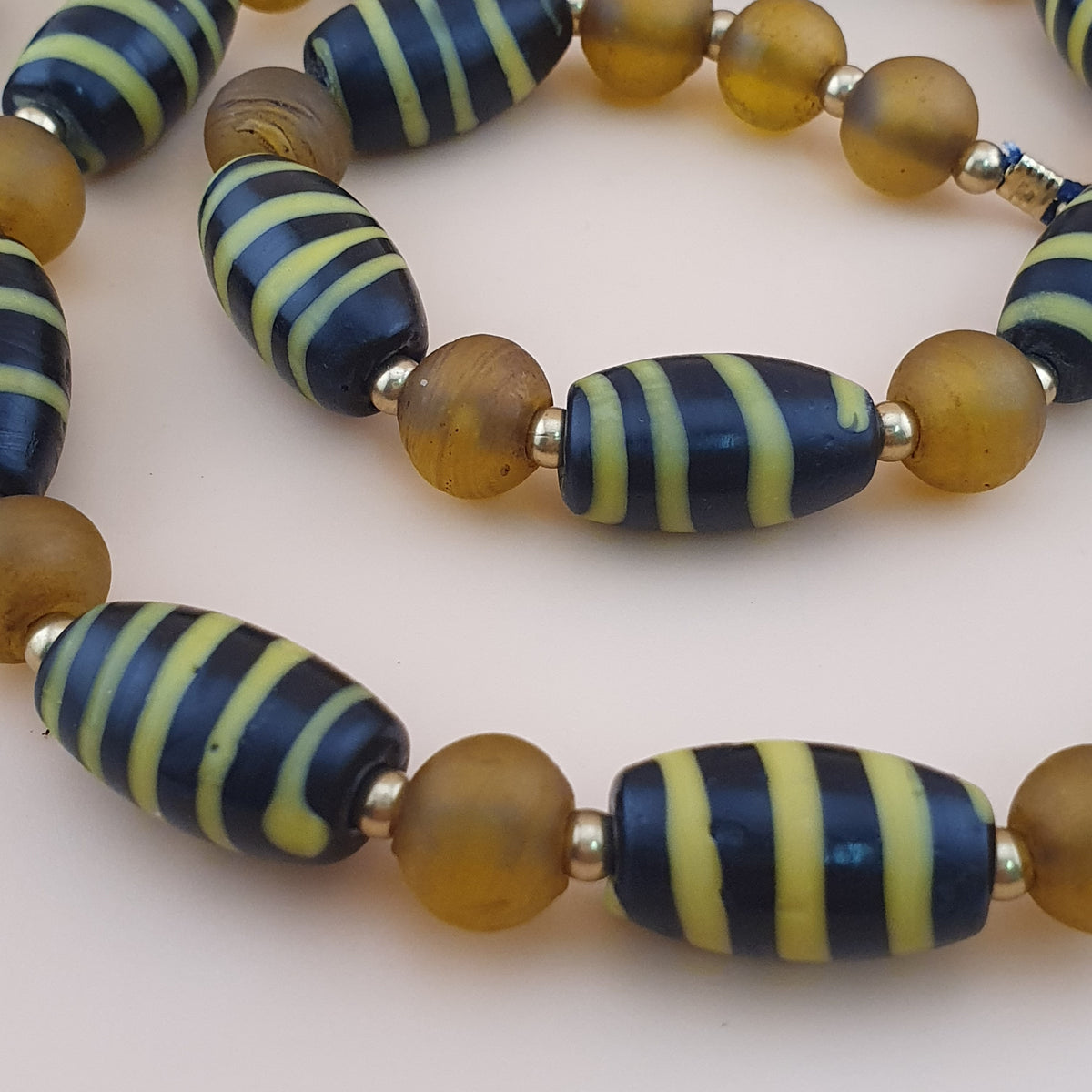 Halskette im Vintage-Stil mit venezianischem Streifenmuster und gelben afrikanischen Glasperlen