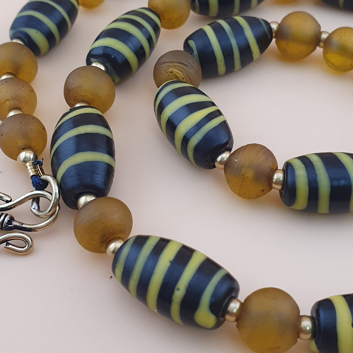 Halskette im Vintage-Stil mit venezianischem Streifenmuster und gelben afrikanischen Glasperlen