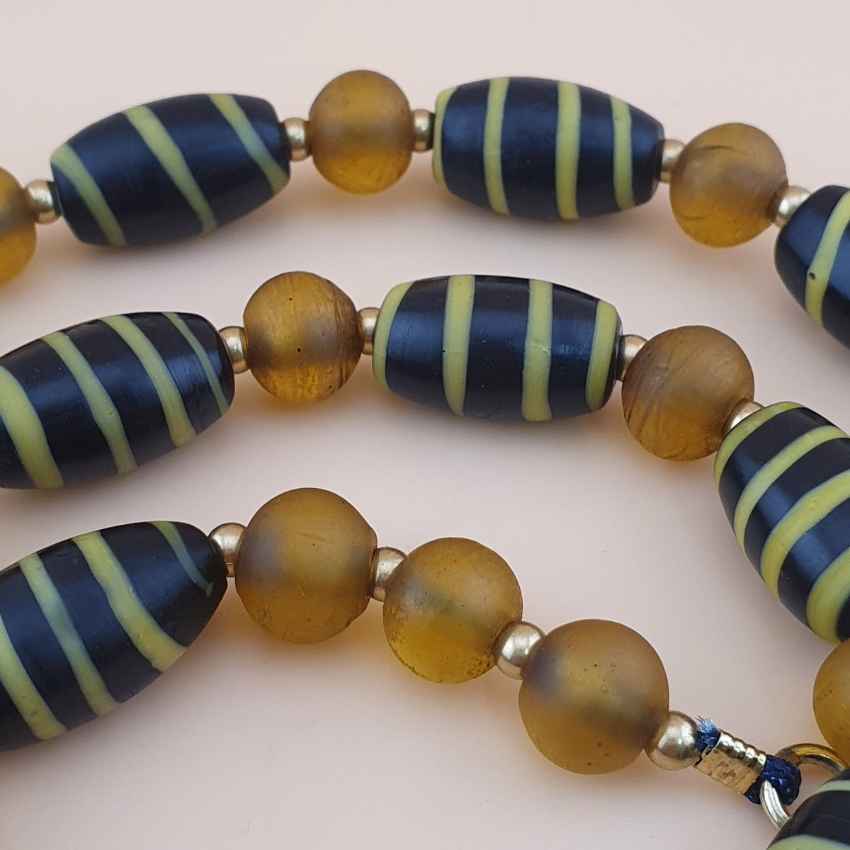 Halskette im Vintage-Stil mit venezianischem Streifenmuster und gelben afrikanischen Glasperlen