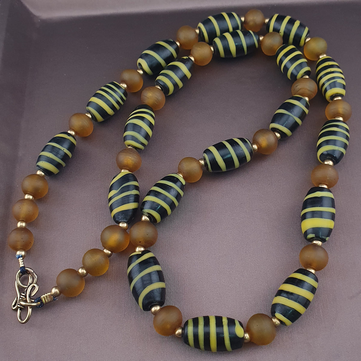Halskette im Vintage-Stil mit venezianischem Streifenmuster und gelben afrikanischen Glasperlen