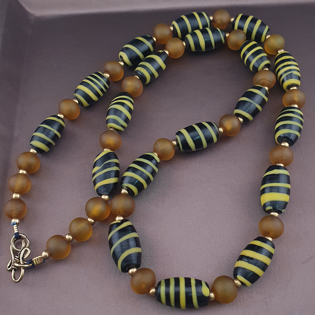 Halskette im Vintage-Stil mit venezianischem Streifenmuster und gelben afrikanischen Glasperlen