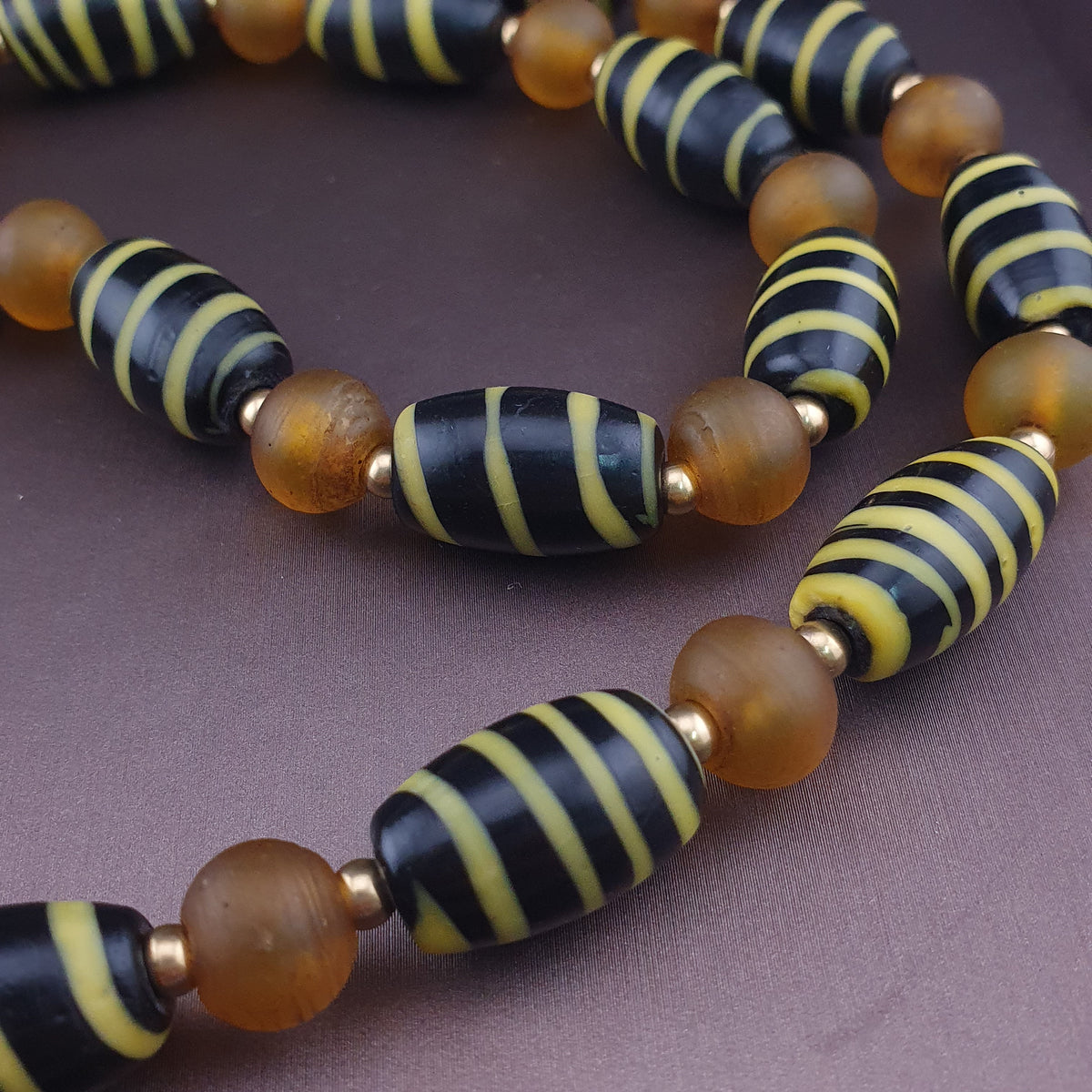 Halskette im Vintage-Stil mit venezianischem Streifenmuster und gelben afrikanischen Glasperlen