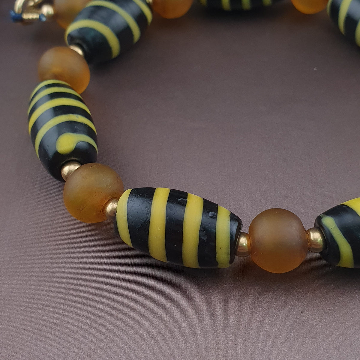 Halskette im Vintage-Stil mit venezianischem Streifenmuster und gelben afrikanischen Glasperlen