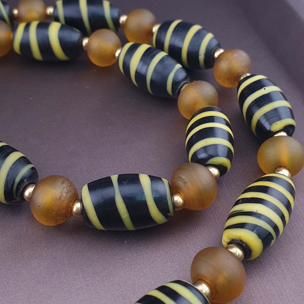 Halskette im Vintage-Stil mit venezianischem Streifenmuster und gelben afrikanischen Glasperlen