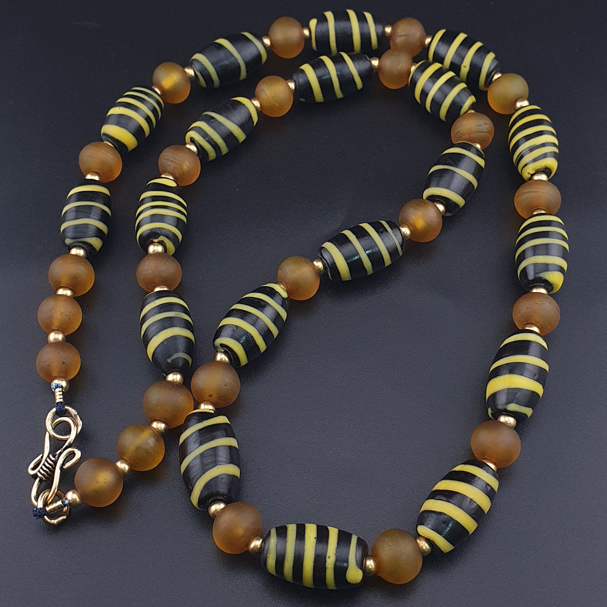 Halskette im Vintage-Stil mit venezianischem Streifenmuster und gelben afrikanischen Glasperlen