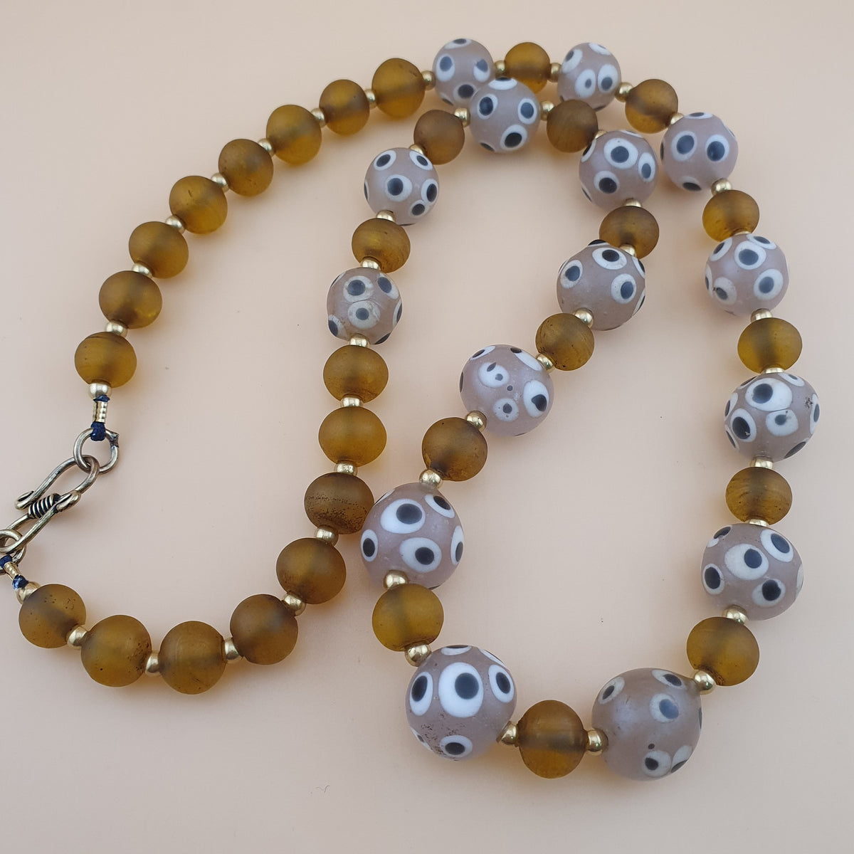 Collier de perles vénitiennes vintage, de style africain, en œil de moufette et verre jaune