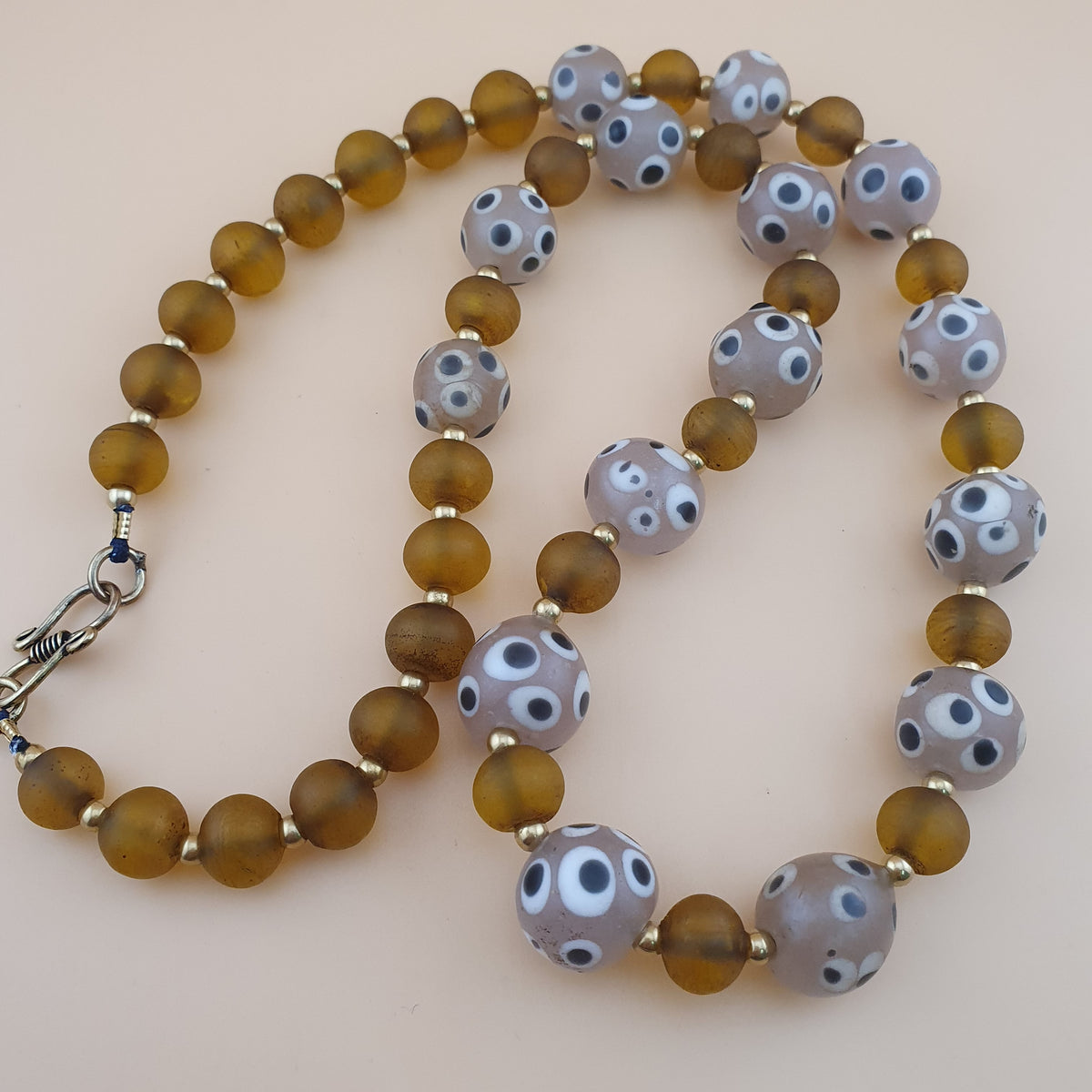 Collier de perles vénitiennes vintage, de style africain, en œil de moufette et verre jaune