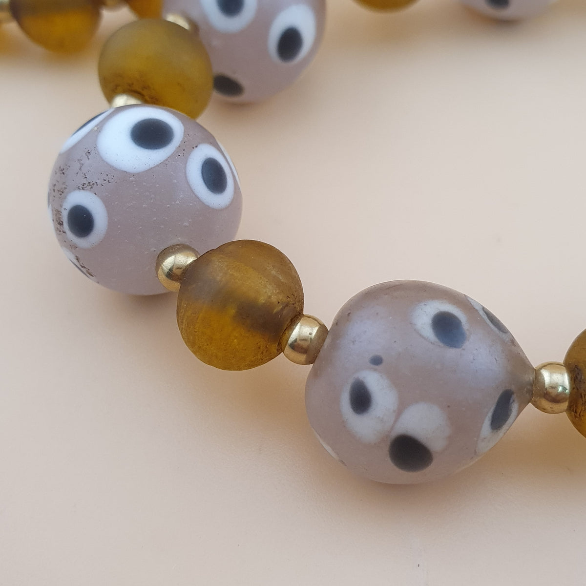 Collier de perles vénitiennes vintage, de style africain, en œil de moufette et verre jaune