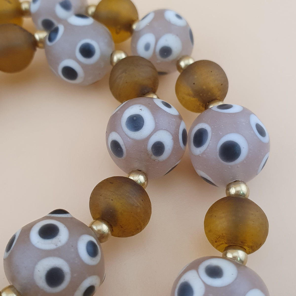 Collier de perles vénitiennes vintage, de style africain, en œil de moufette et verre jaune