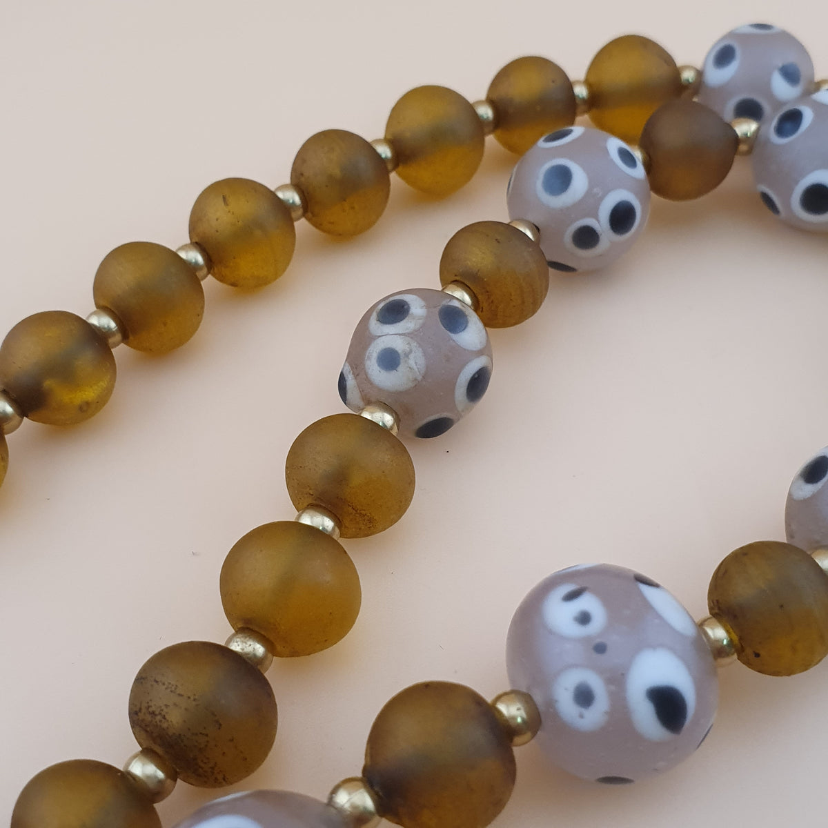 Collier de perles vénitiennes vintage, de style africain, en œil de moufette et verre jaune
