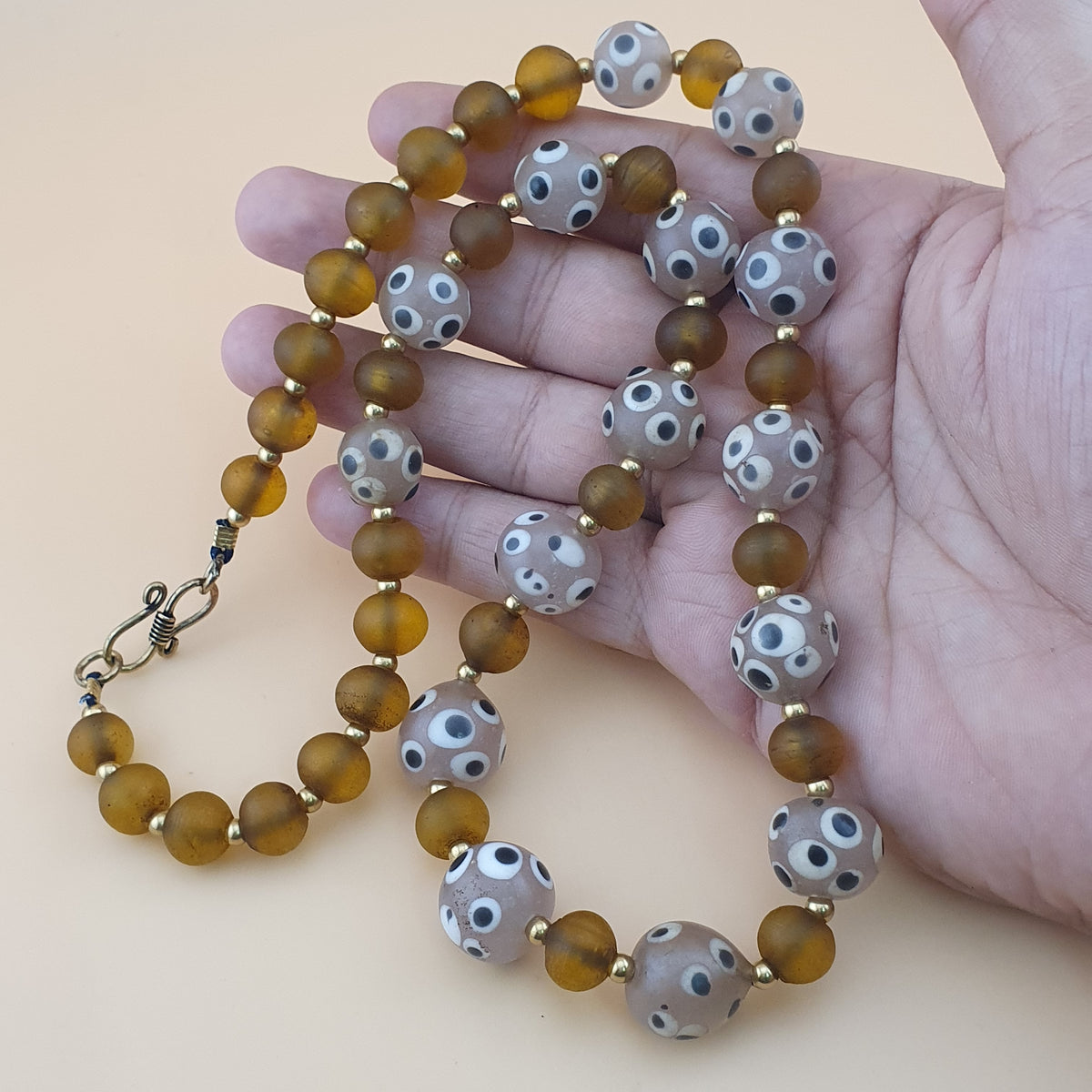 Collier de perles vénitiennes vintage, de style africain, en œil de moufette et verre jaune