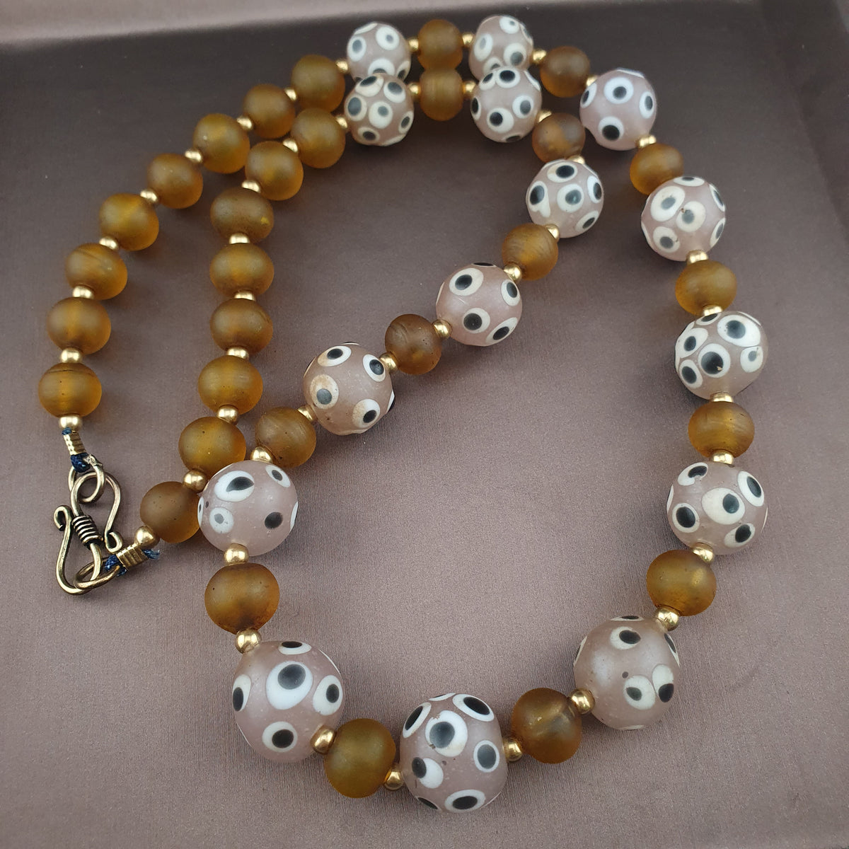 Collier de perles vénitiennes vintage, de style africain, en œil de moufette et verre jaune