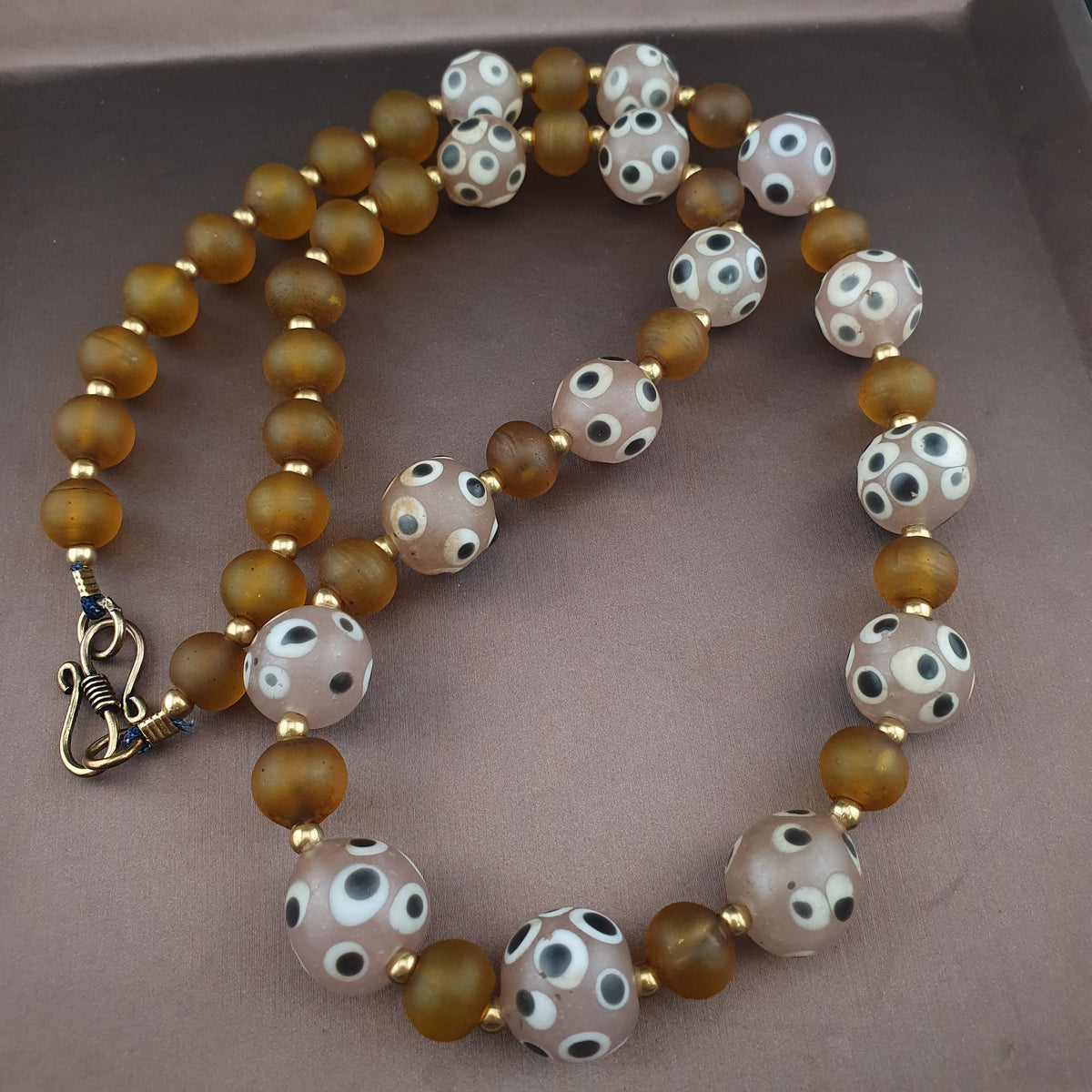 Collier de perles vénitiennes vintage, de style africain, en œil de moufette et verre jaune