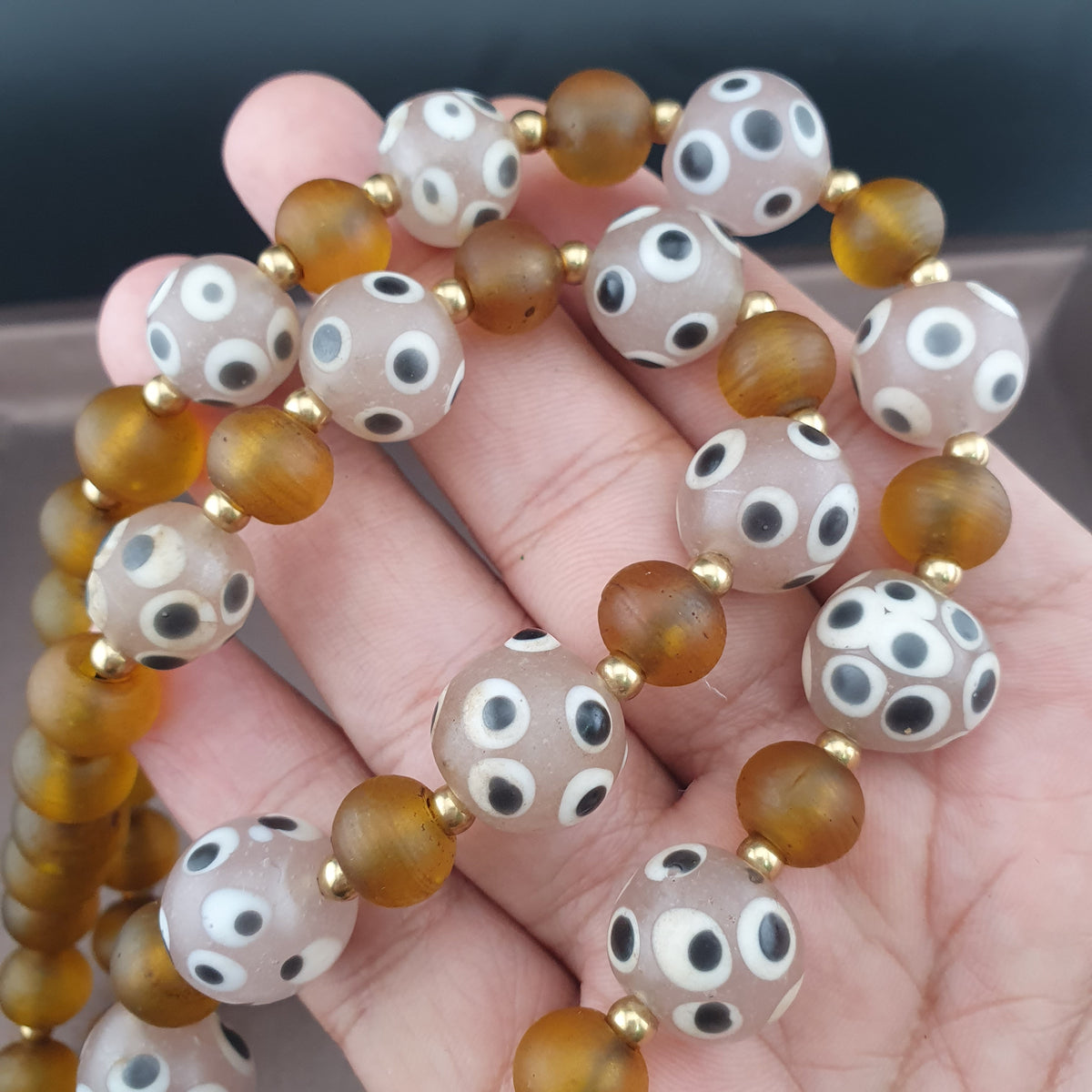 Collier de perles vénitiennes vintage, de style africain, en œil de moufette et verre jaune
