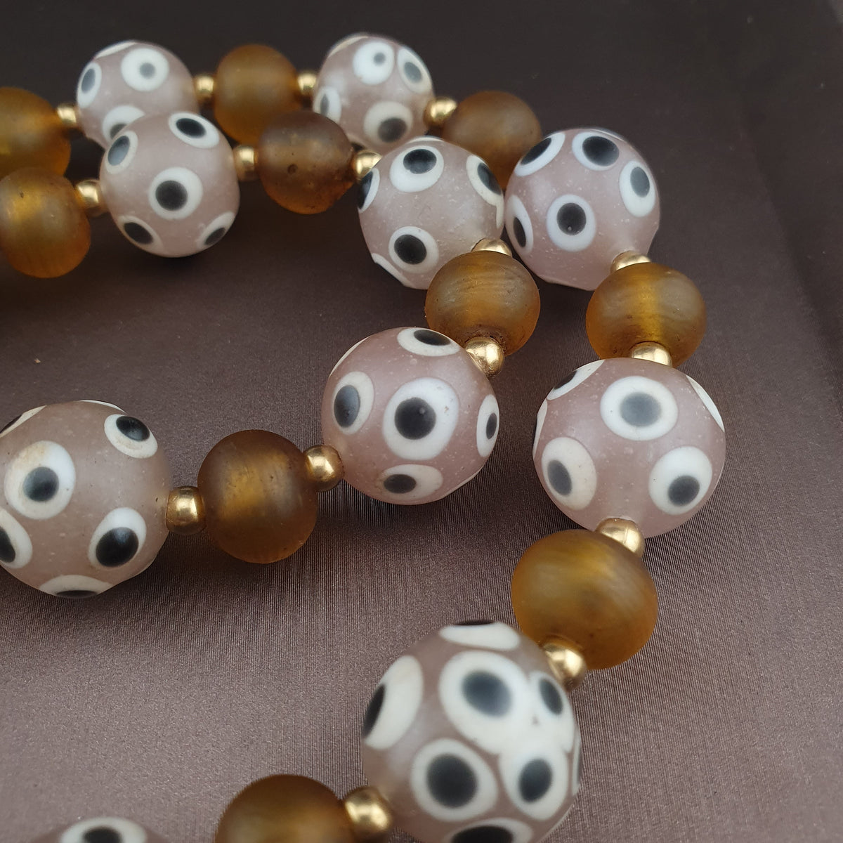 Collier de perles vénitiennes vintage, de style africain, en œil de moufette et verre jaune