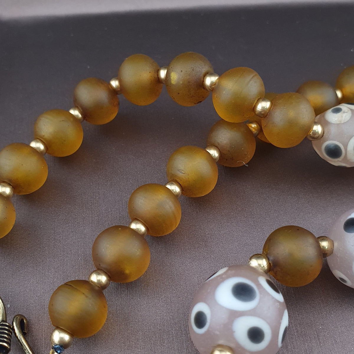 Collier de perles vénitiennes vintage, de style africain, en œil de moufette et verre jaune