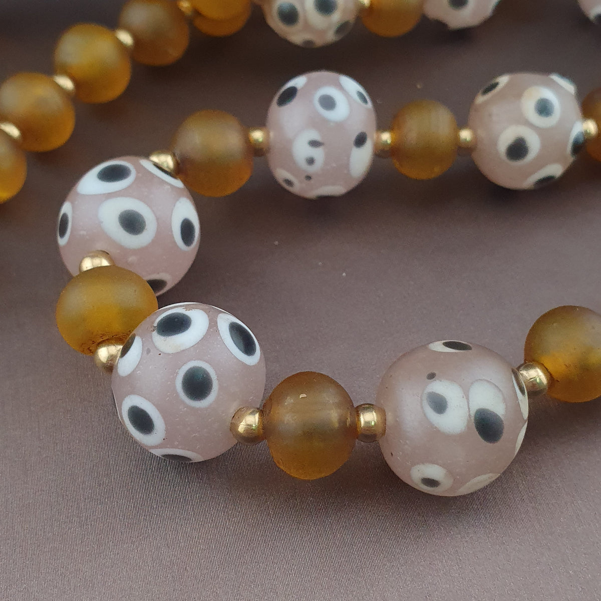 Collier de perles vénitiennes vintage, de style africain, en œil de moufette et verre jaune
