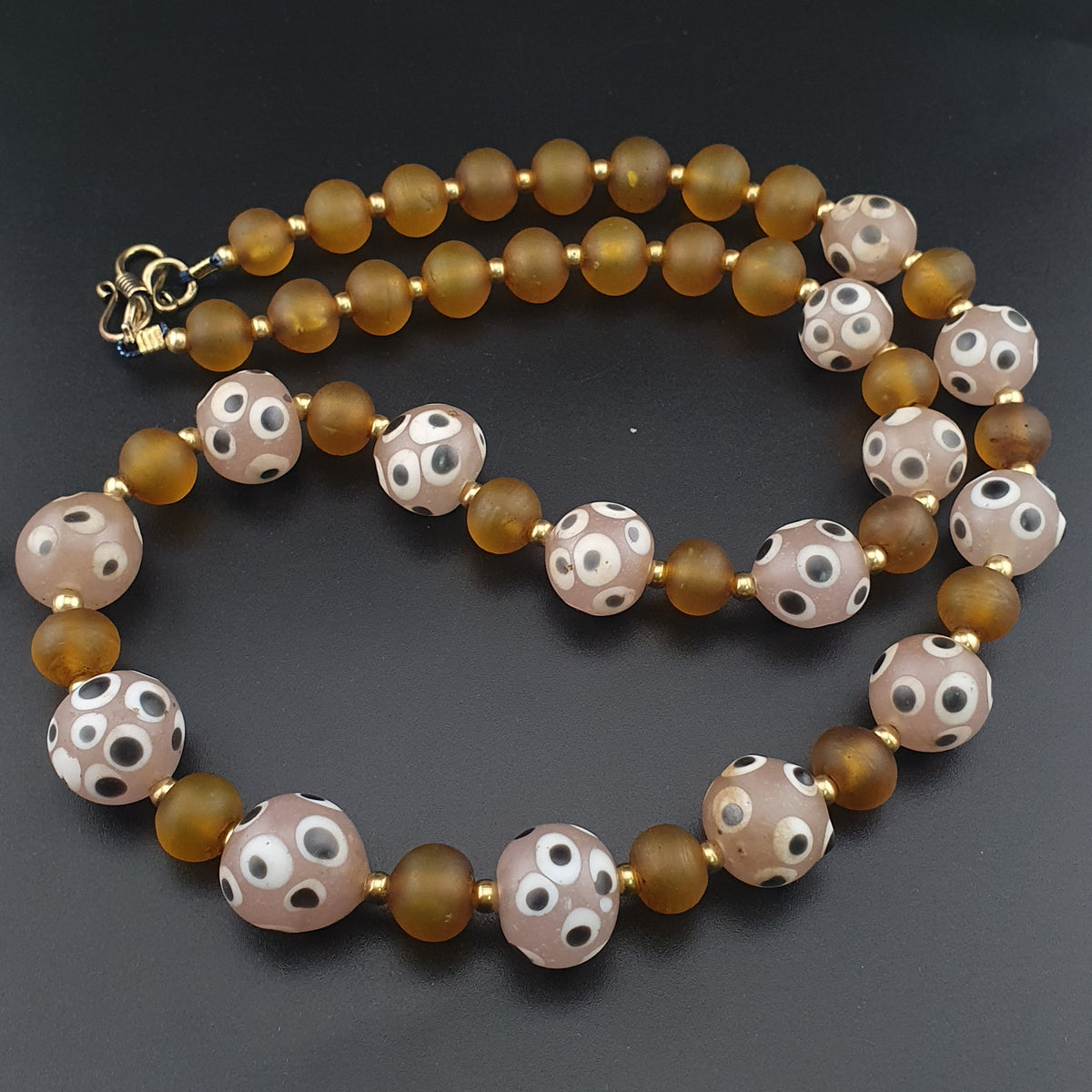 Collier de perles vénitiennes vintage, de style africain, en œil de moufette et verre jaune