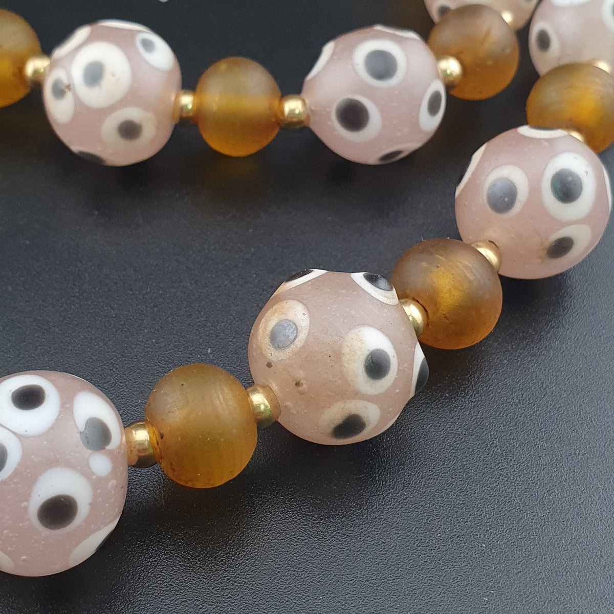 Collier de perles vénitiennes vintage, de style africain, en œil de moufette et verre jaune