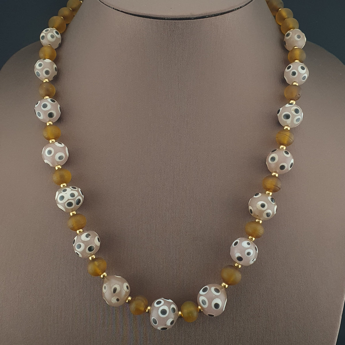 Collier de perles vénitiennes vintage, de style africain, en œil de moufette et verre jaune