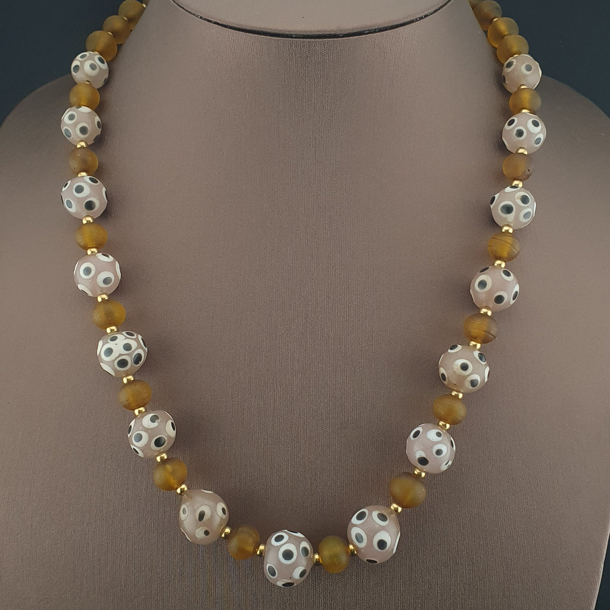 Collier de perles vénitiennes vintage, de style africain, en œil de moufette et verre jaune