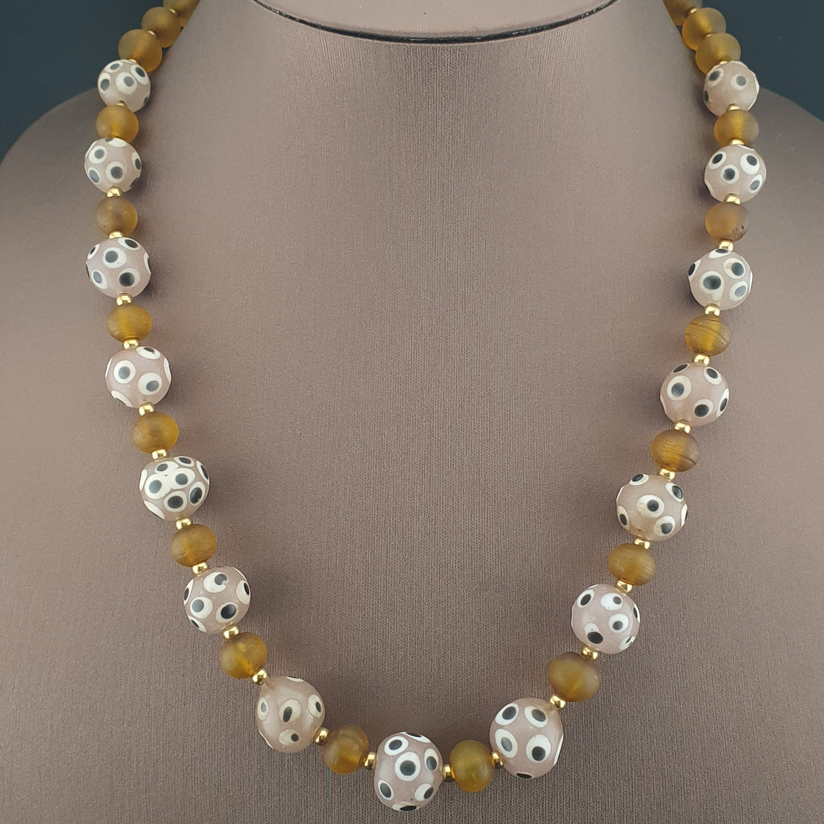 Collier de perles vénitiennes vintage, de style africain, en œil de moufette et verre jaune