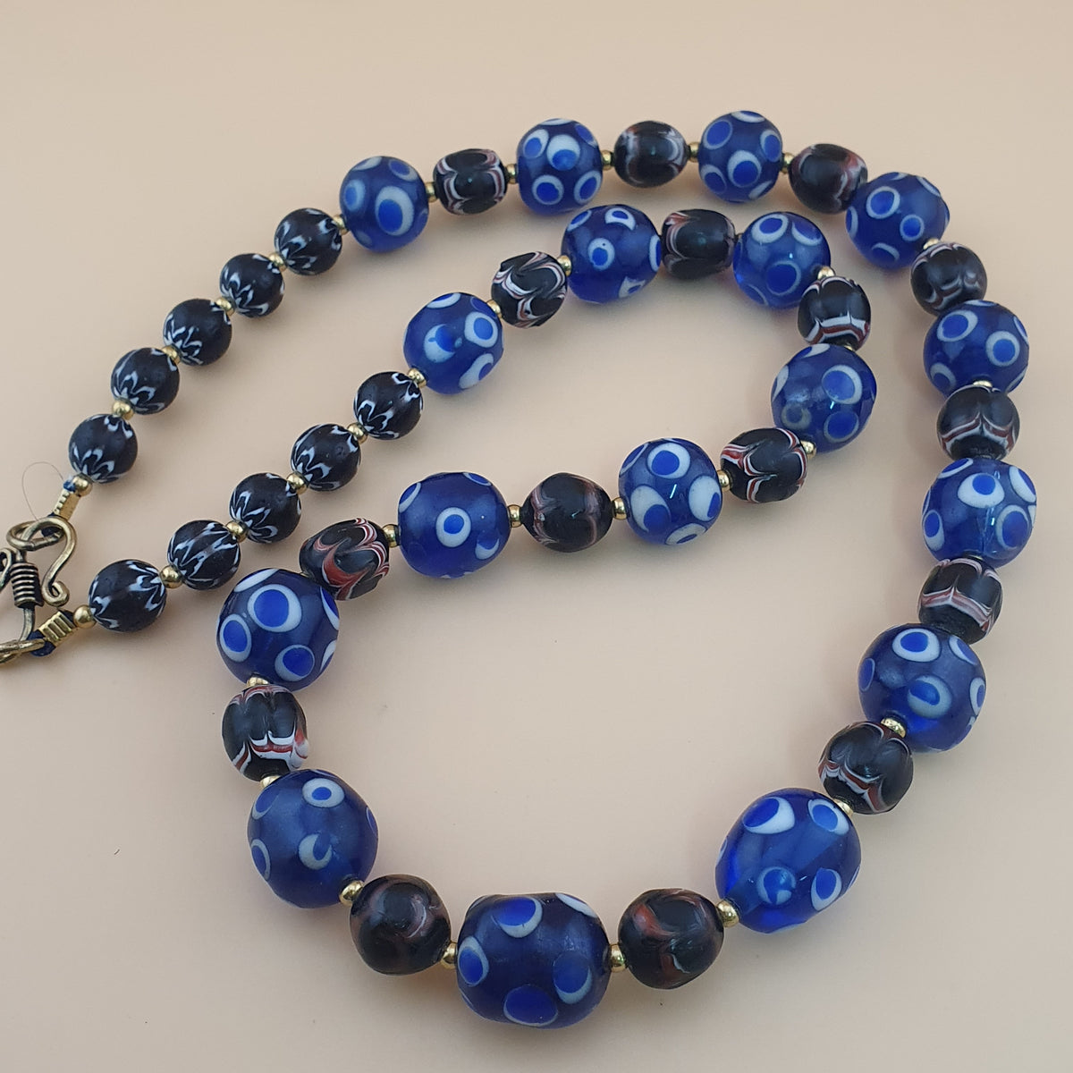 Collier de perles de verre bleues et noires « Skunk Eyes » style vénitien vintage