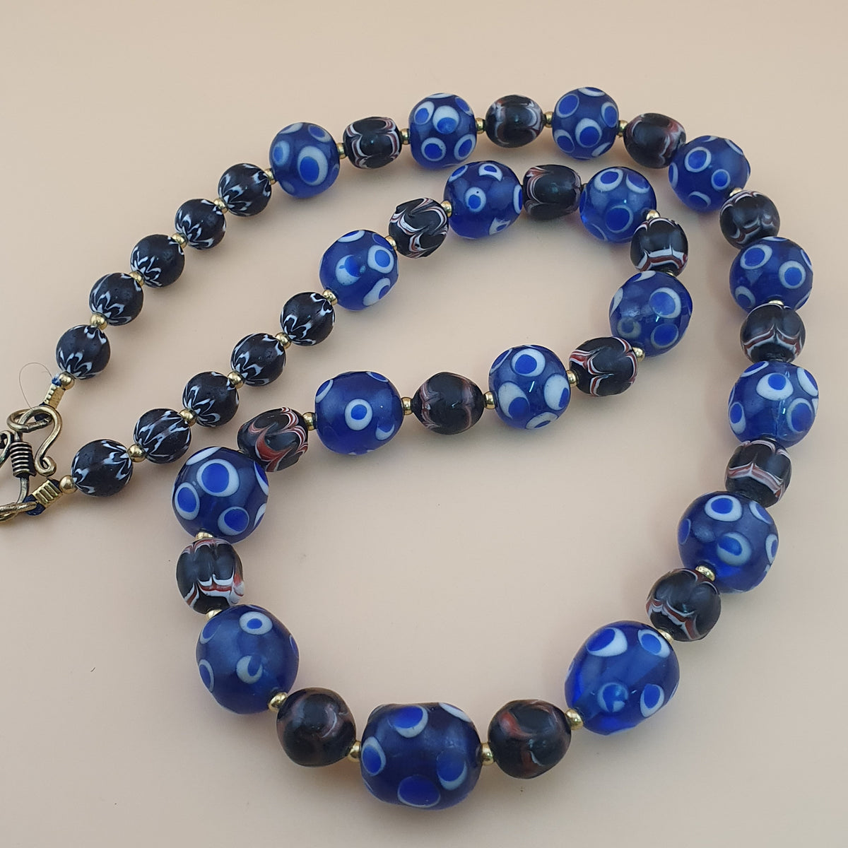 Collier de perles de verre bleues et noires « Skunk Eyes » style vénitien vintage