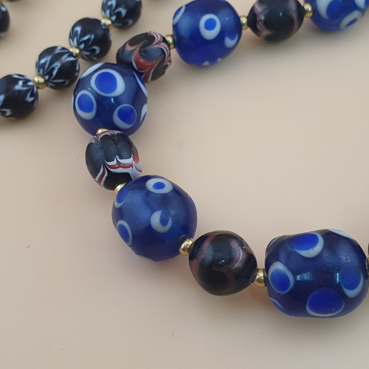 Collier de perles de verre bleues et noires « Skunk Eyes » style vénitien vintage