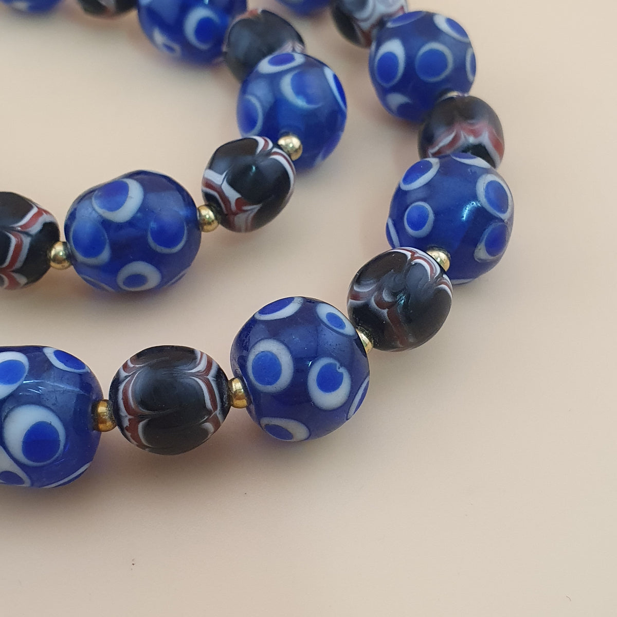 Collier de perles de verre bleues et noires « Skunk Eyes » style vénitien vintage