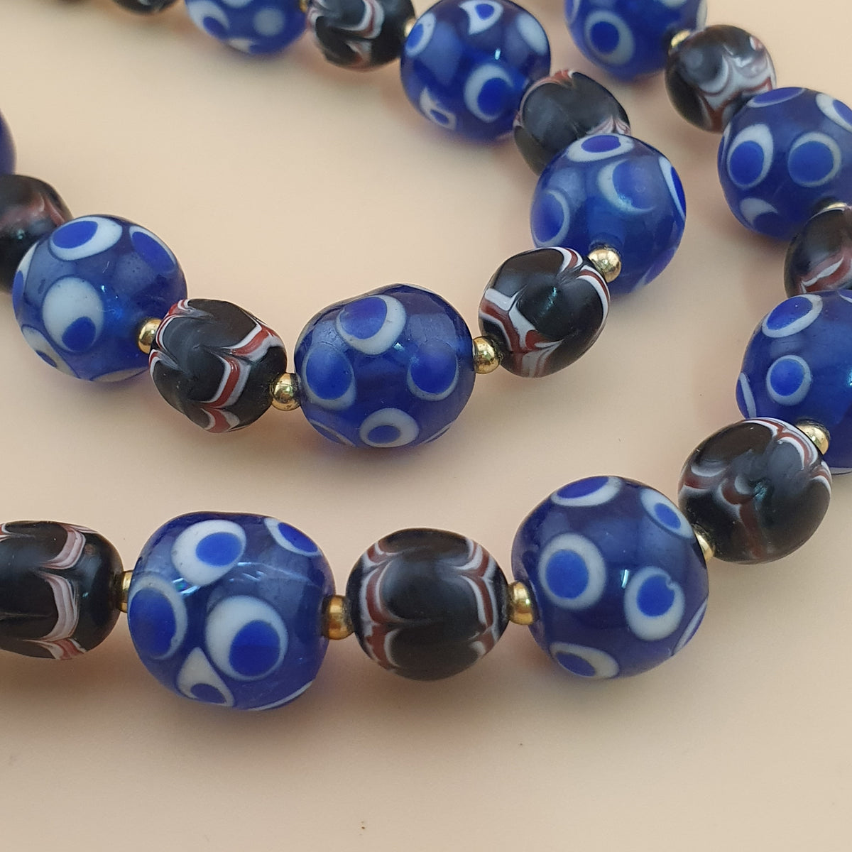 Collier de perles de verre bleues et noires « Skunk Eyes » style vénitien vintage